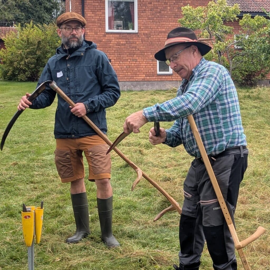 Kursledarna visar olika sätt att bryna sin lie