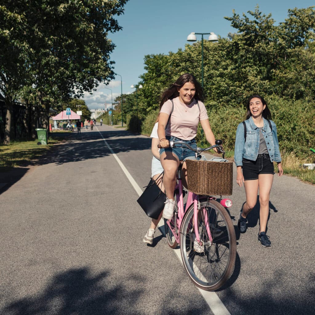 livsstil, sommarlov, cykel, träd, park, staden, kompisar, sommar, blå himmel, cykelbanan, väska, ...